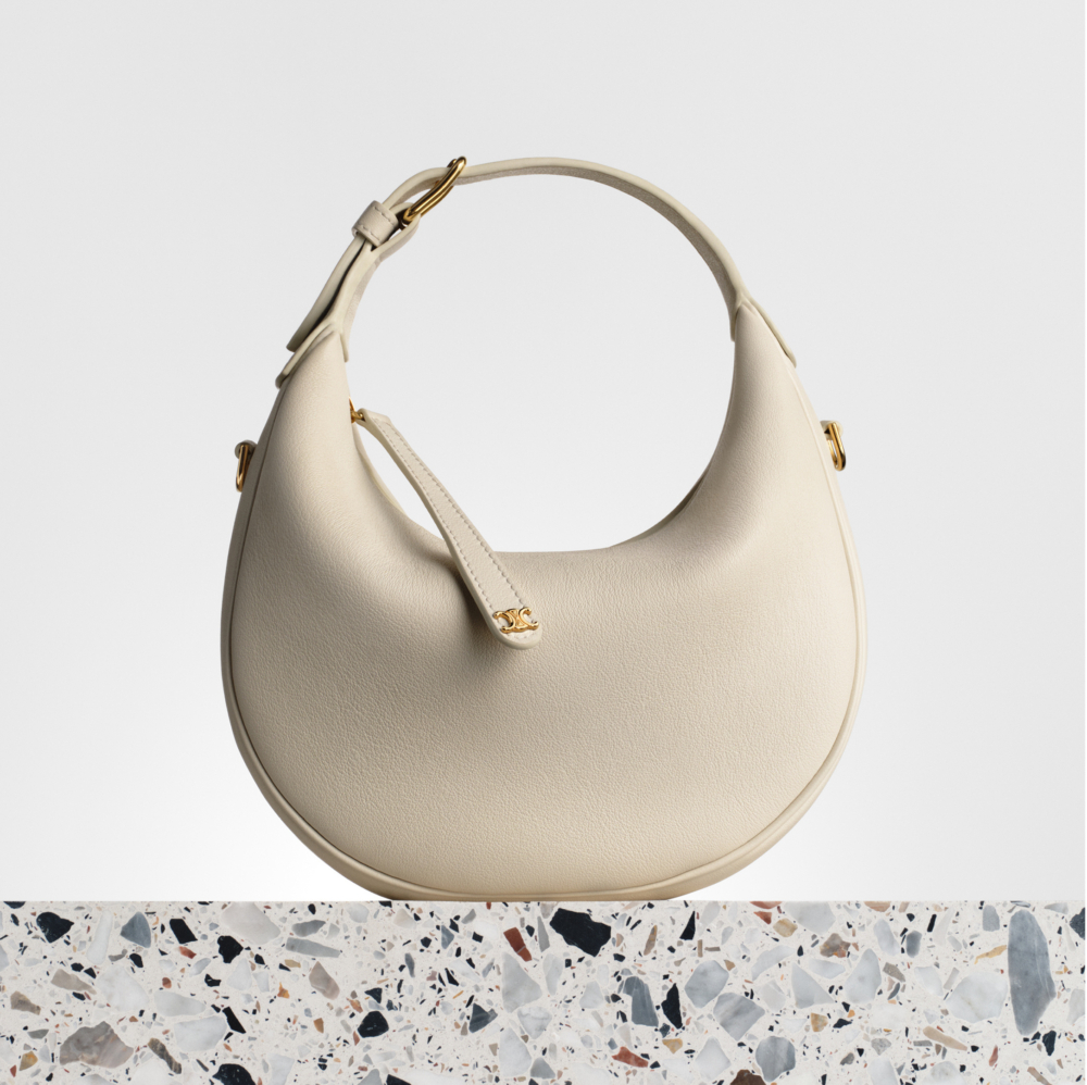 不論是搭配休閒牛仔褲還是優雅長裙，LULU都能輕鬆融入造型，展現出驚艷的百搭潛力