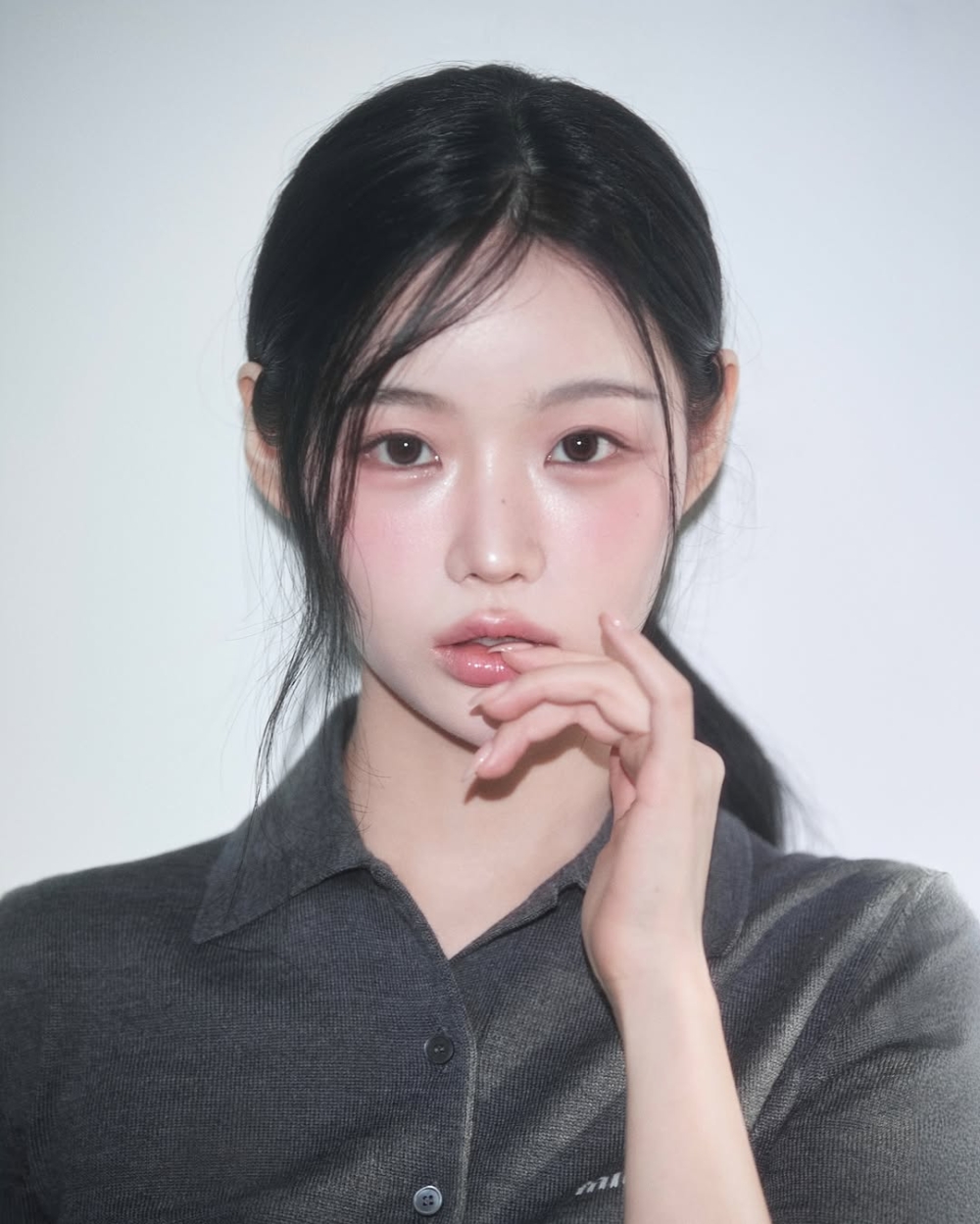 局部高光令輪廓更立體,底妝更有光感。