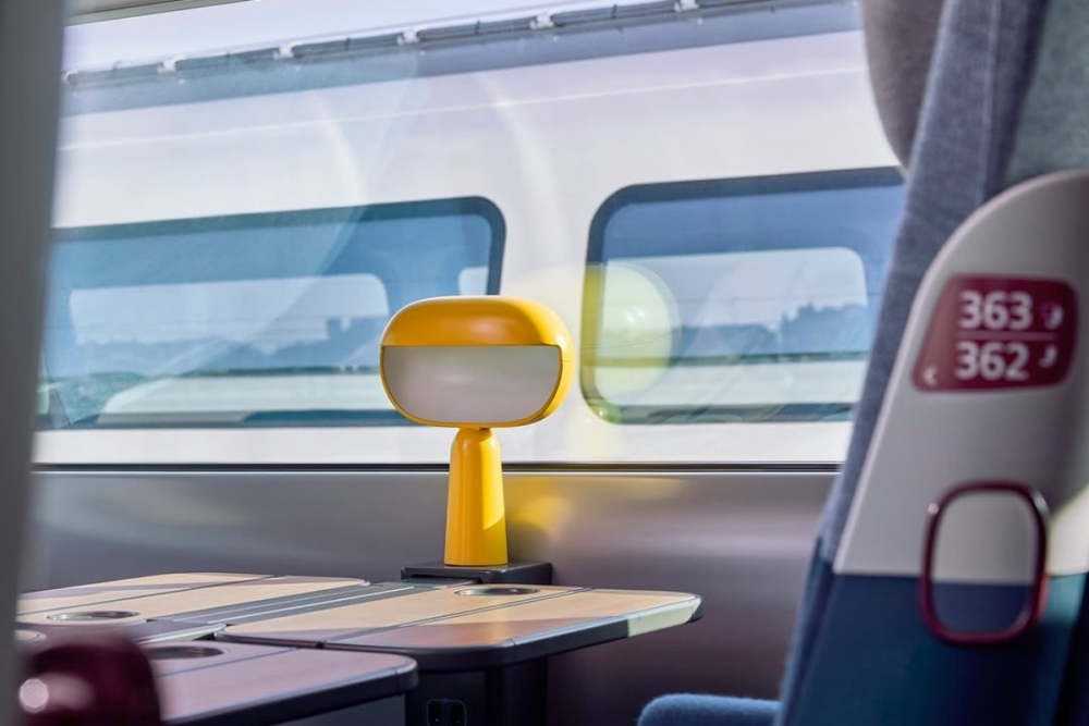 映照出高速列車穿梭於城市與鄉村之間的過程