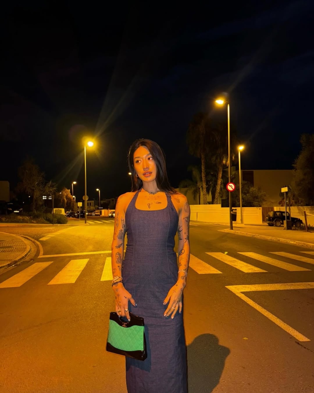 選擇亮色系的31 Bag當作穿搭點綴，像是螢光綠拼接