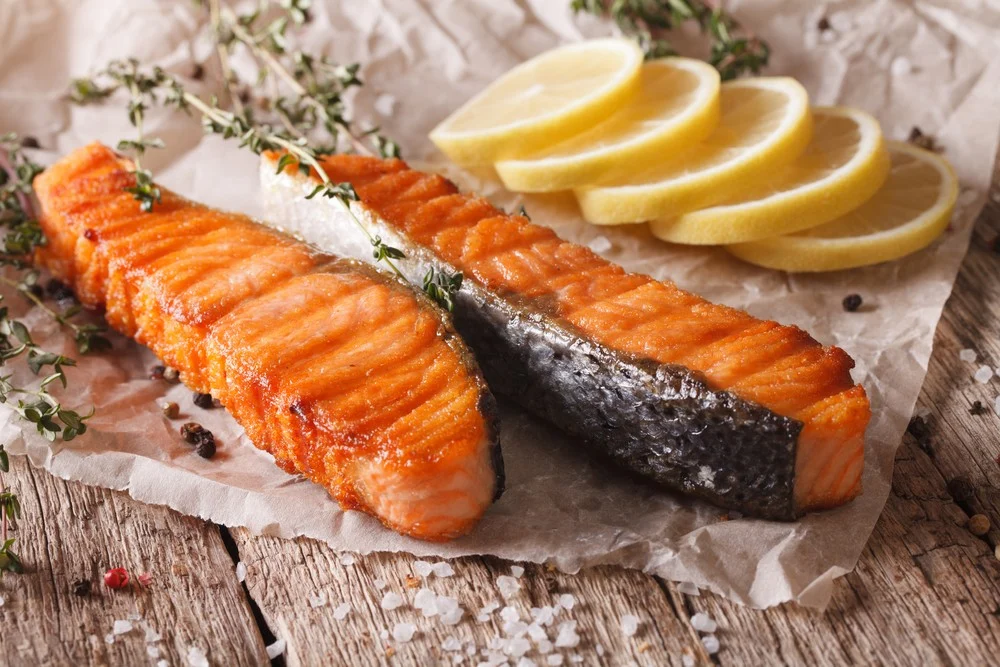 三文魚富含Omega-3脂肪酸和抗氧化成分，幫助減少發炎反應，保持皮膚光滑細緻。