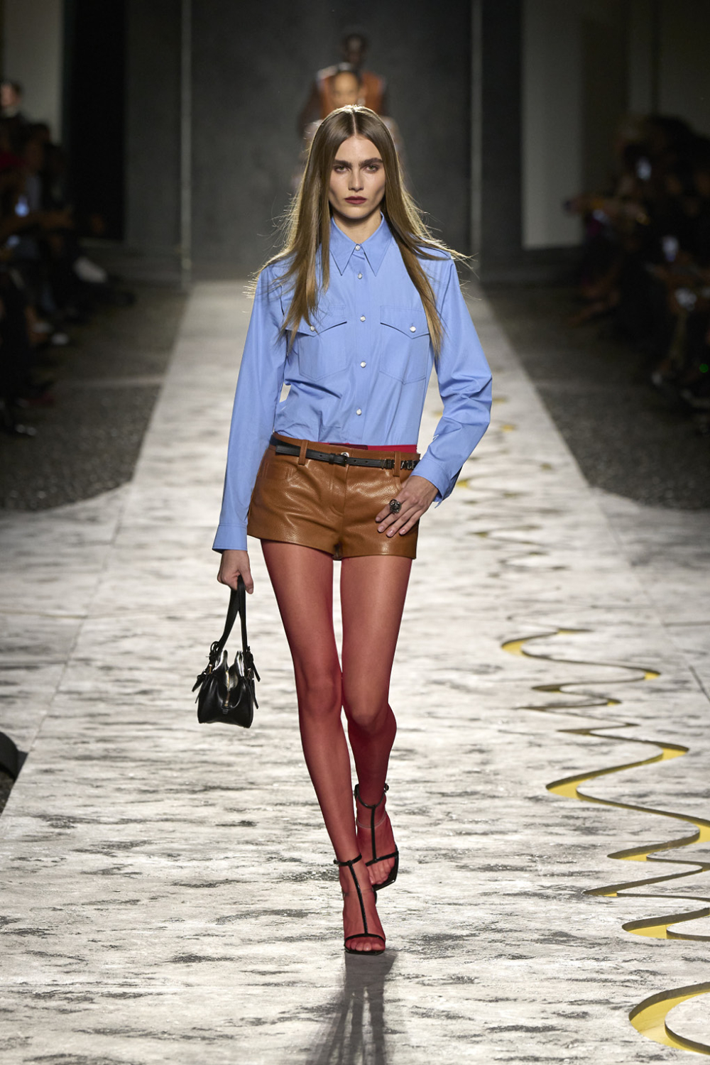 摩卡慕斯色系介於深咖啡與奶茶之間，帶有一種低調的奢華感