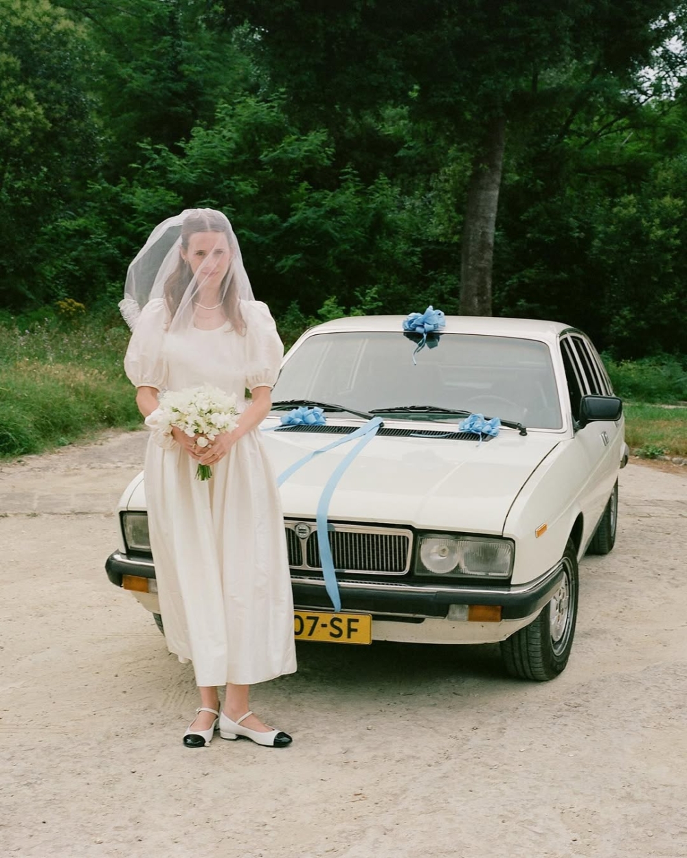 hai用絲綢編織出復古與現代的對話，用細膩設計喚起人們對童年記憶的共鳴