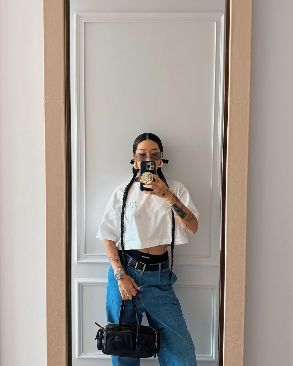 Miu Miu的學院風手袋則為她的造型增添一抹俏皮