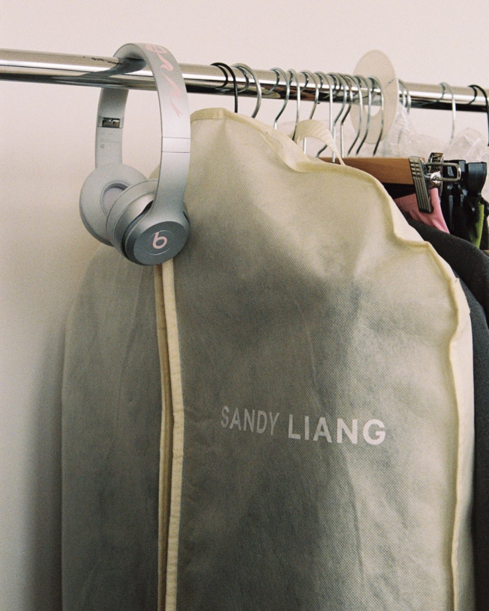 Beats x Sandy Liang 限量版 Solo 4 耳機發布