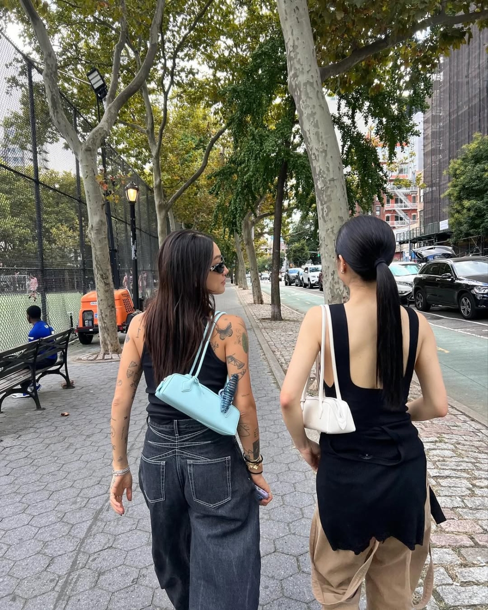 可以發現Peggy擁有多種同款不同色的LE TECKEL手袋