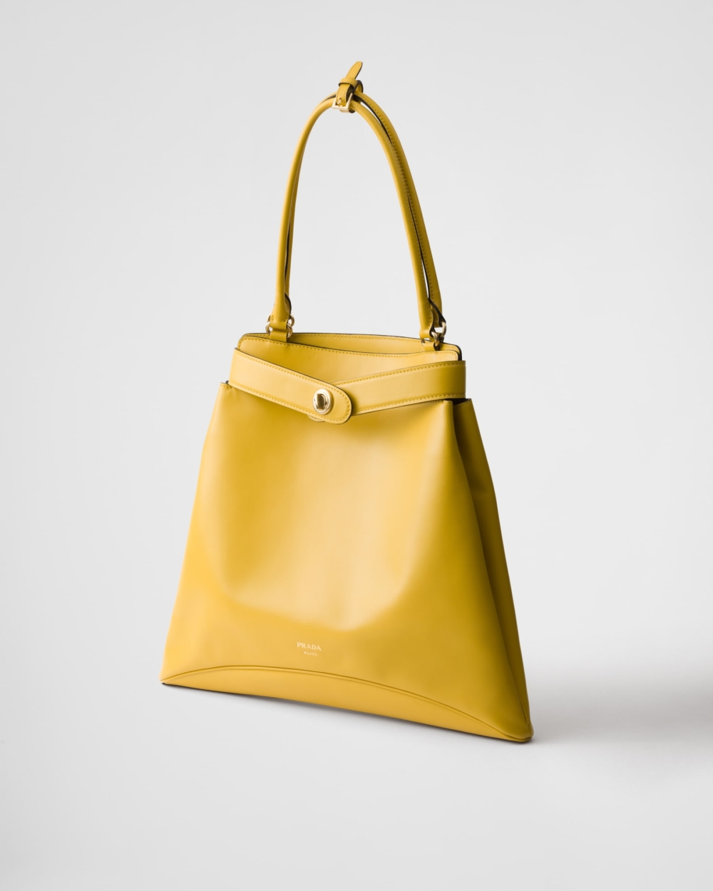 環繞包口的腰帶設計與圓形旋鎖營造出復古情調。