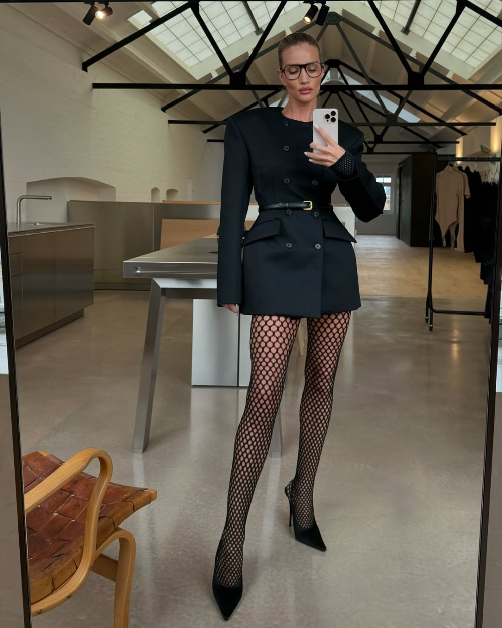 鞋款上，尖頭靴或運動鞋是不錯的選擇，既實用又增添質感