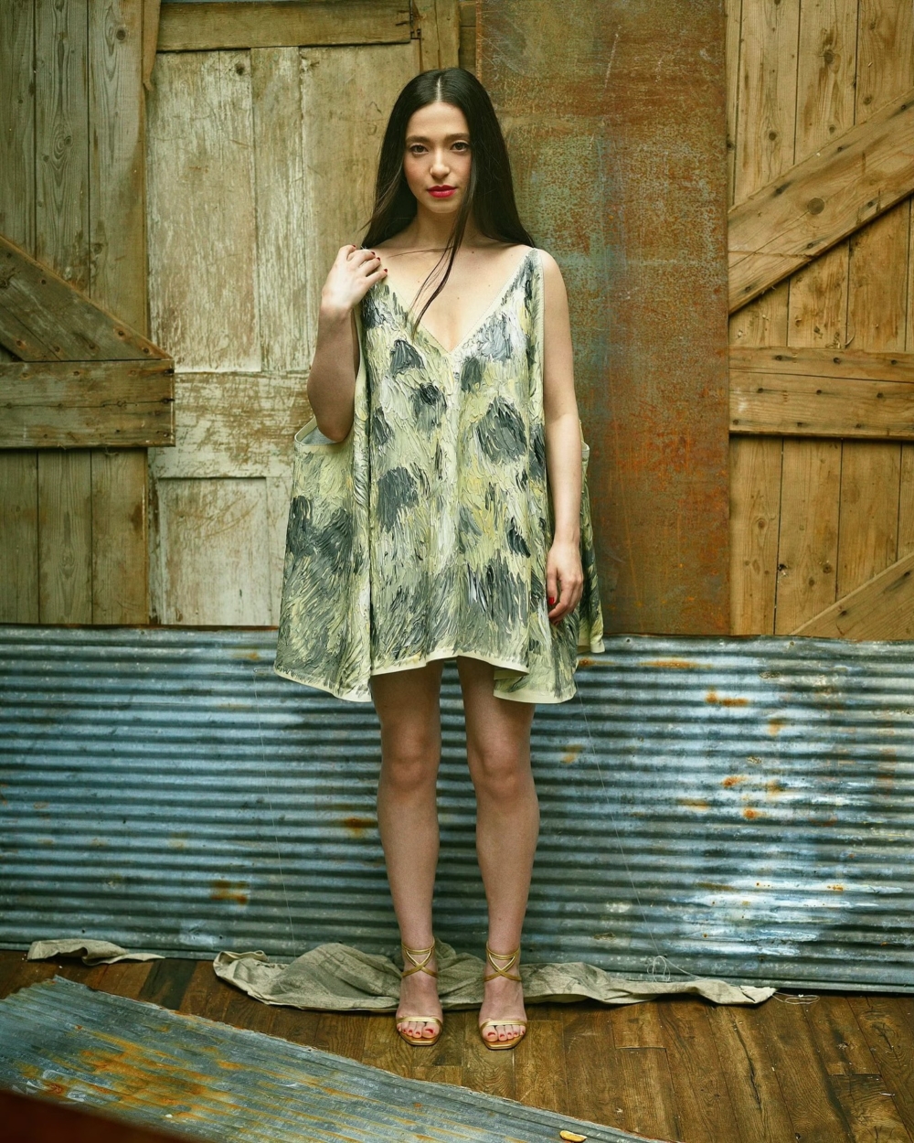 她成功獲得角色,在片中與Leonardo DiCaprio和Brad Pitt同台飆戲