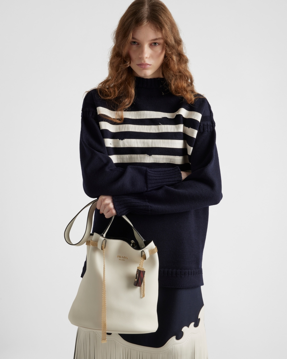 模特兒詮釋Prada Buckle皮革水桶袋連珠寶皮帶-白色。