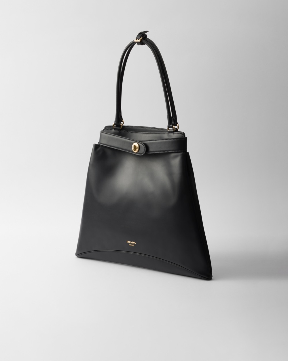 正面印有象徵性的五字母徽標。