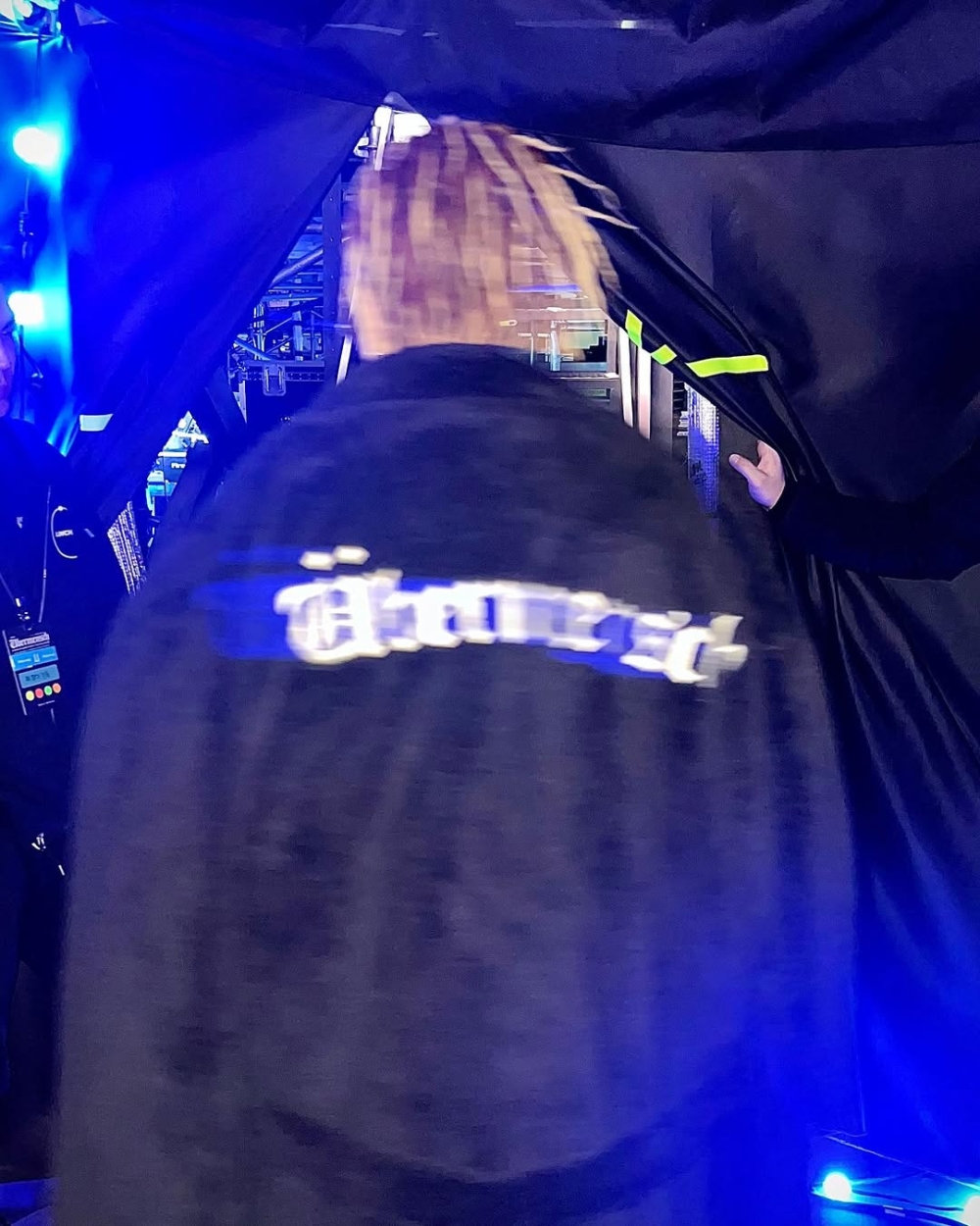 不少老粉看著這一幕感動得熱淚盈匡