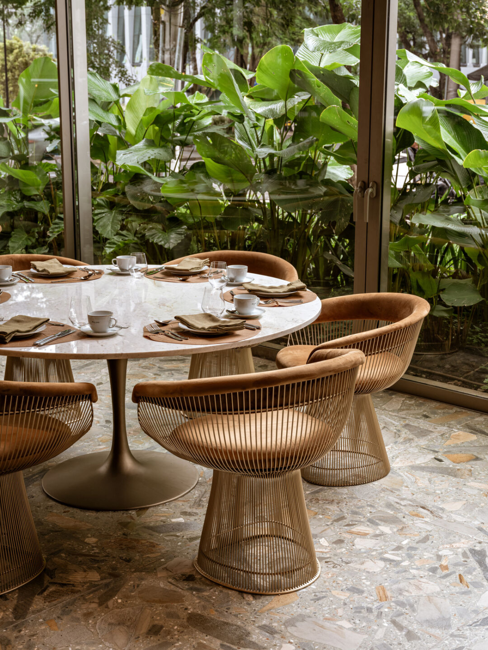 餐廳提供融合義大利、西班牙、葡萄牙和巴西風味的法國菜單。