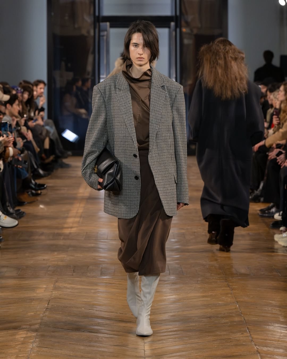 Boxyfit的硬挺廓形與柔軟材質的搭配尤為出色