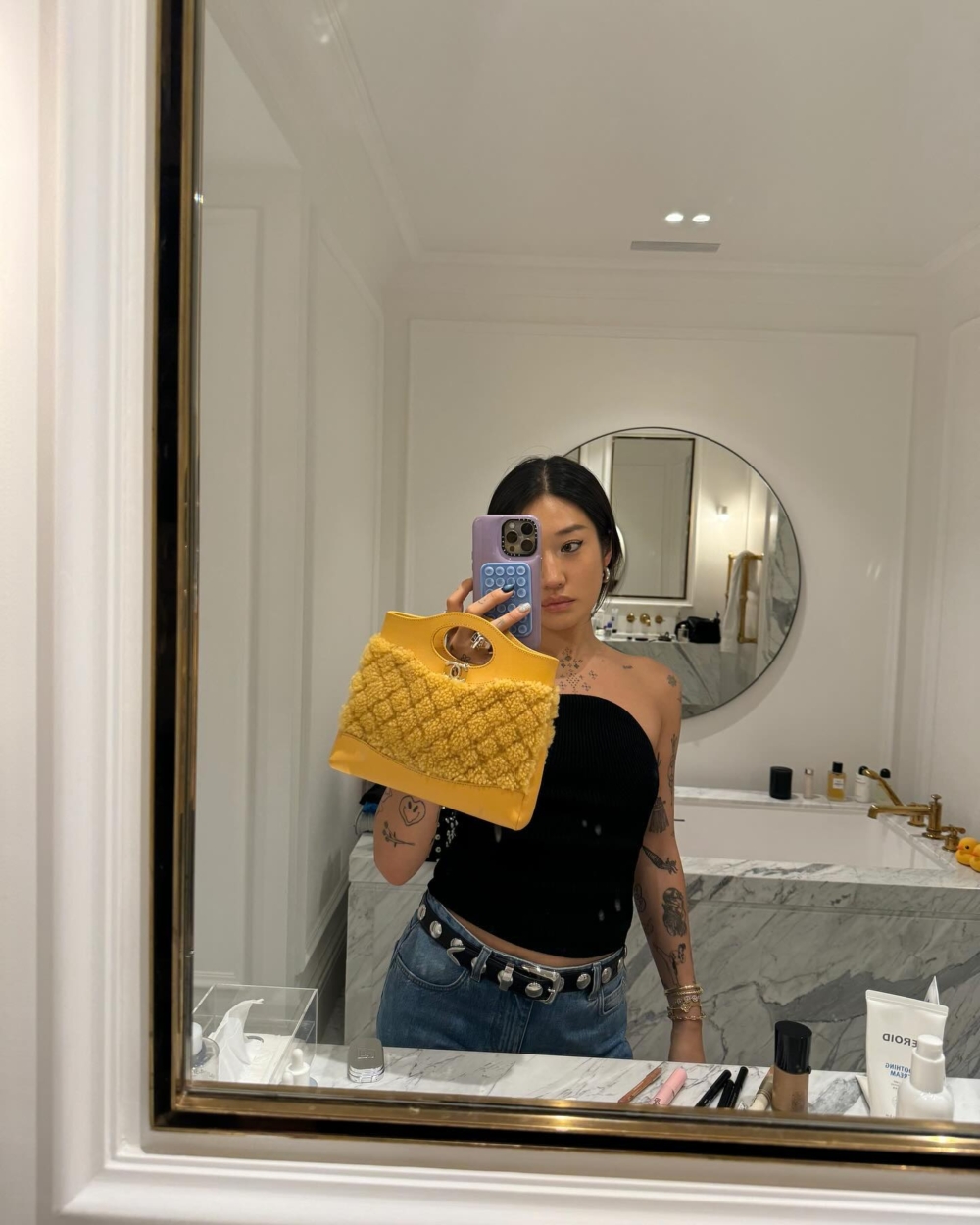 Peggy經常以Blokecore的運動風穿搭搭配31 Bag，中和手袋的復古優雅