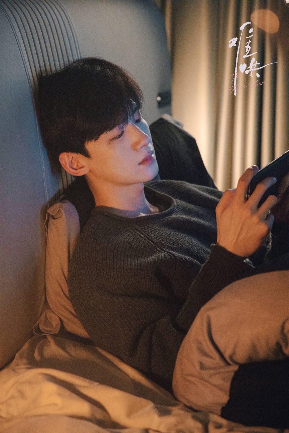 桑延曾為了陪溫以凡,悄悄化身遊戲中的陌生人,用「敗降」這個名稱帶她練級打怪