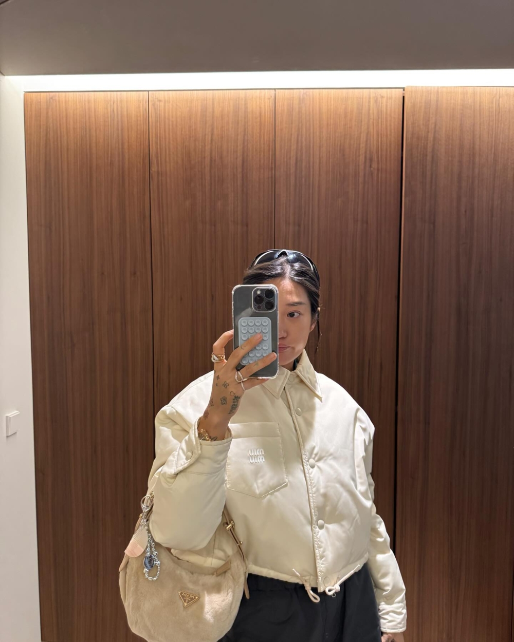 毛絨的Prada手袋可愛萬分