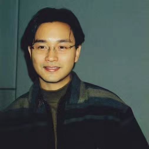 他靠著毅力和才華翻身，推出了《寵愛》等經典專輯。電影生涯更是顛峰與挑戰並存