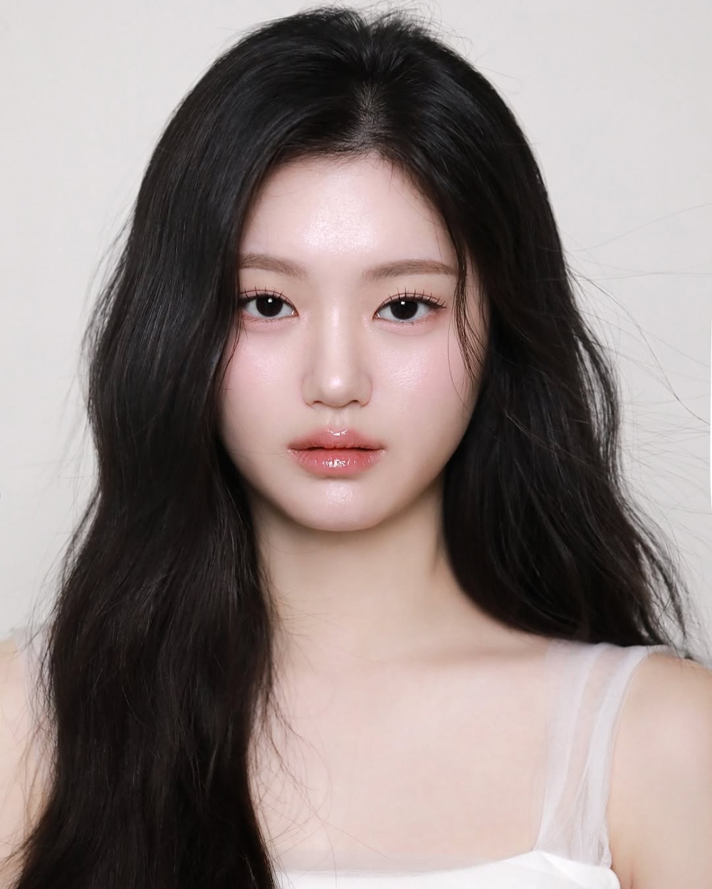 自然低飽和色調彩妝與底妝裸光感底妝完全配合。