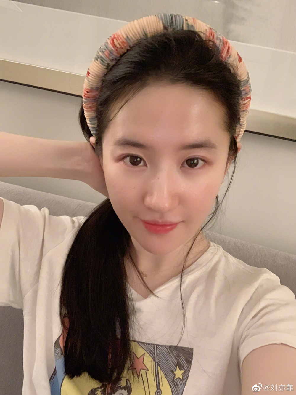 如果長期只使用清水，不使用洗面奶，毛孔容易堵塞，導致黑頭、粉刺和暗沉問題愈來愈嚴重。