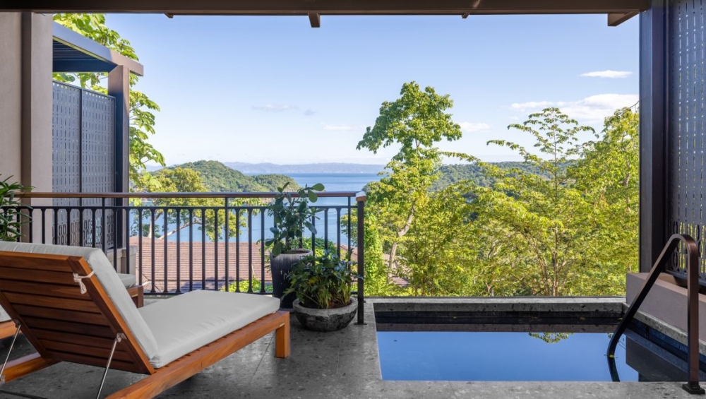 房內設有寬敞的起居空間、高檔家具以及私人泳池與露台