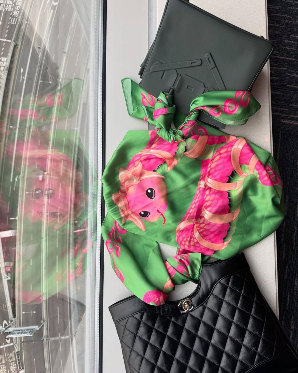 她特別鍾愛CHANEL 31 Bag，提手下方，袋口自然敞開，略呈矩形輪廓，線條簡潔流暢