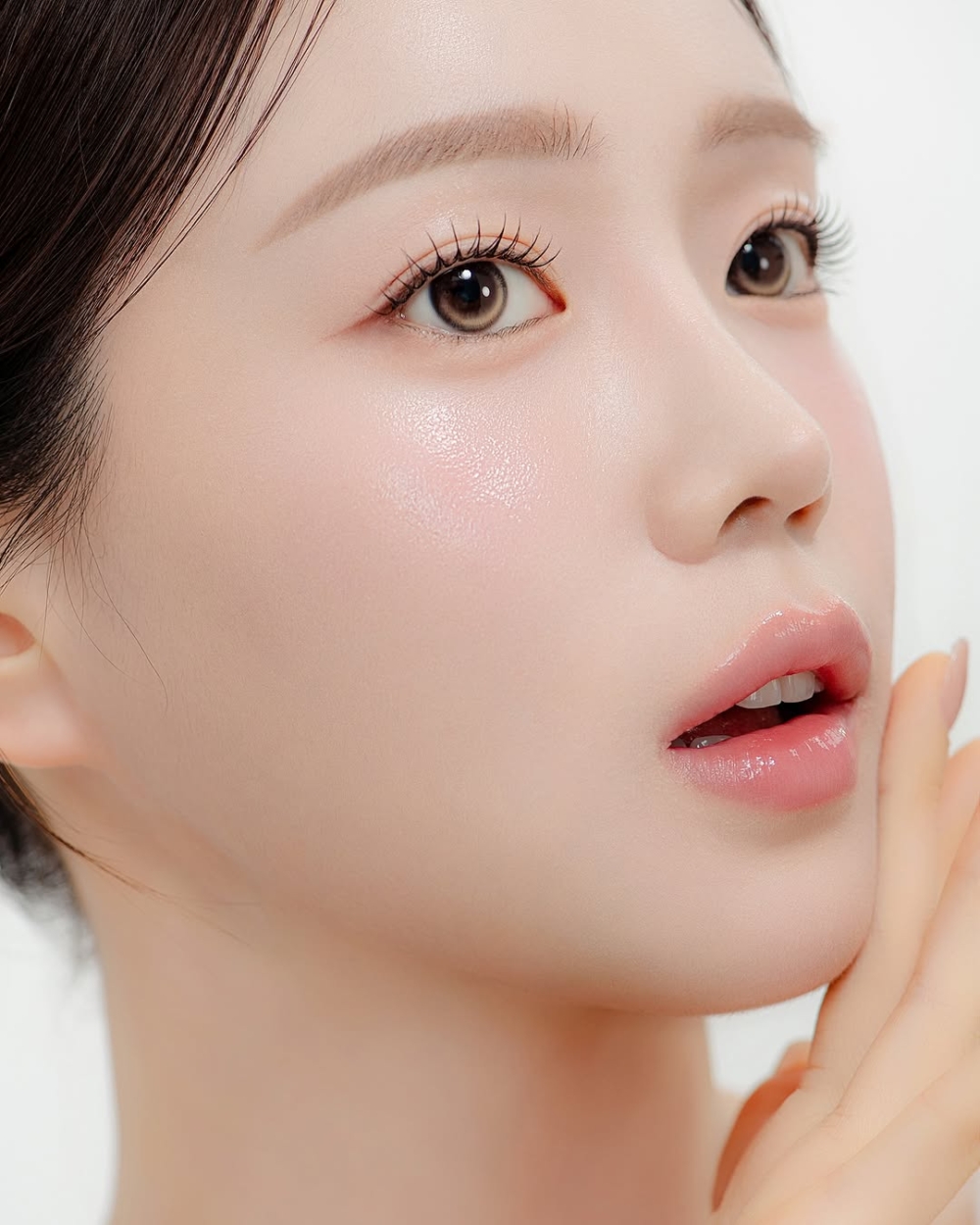 微光感底妝光澤低調,不浮誇,更迎合現今自然妝容趨勢。