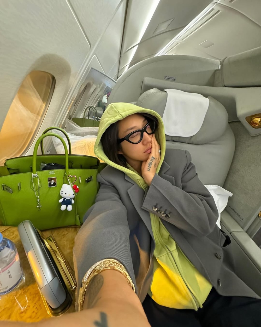 Peggy手提不同顏色的Birkin Bag，從經典黑金配色、金棕色，到天藍色、草綠色、寶藍色鱷魚皮等等