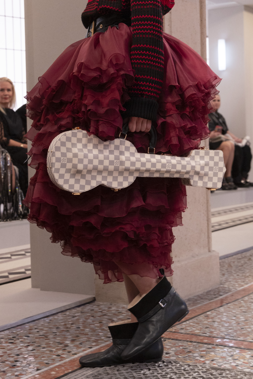 將硬箱巧妙塑造成提琴形狀，綴以經典Monogram與Damier花紋