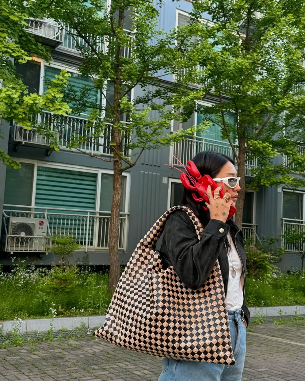 喜愛大包的Peggy也有一款大型HOP手袋，偏棕色的格紋既可以成為亮點又不會太過浮誇