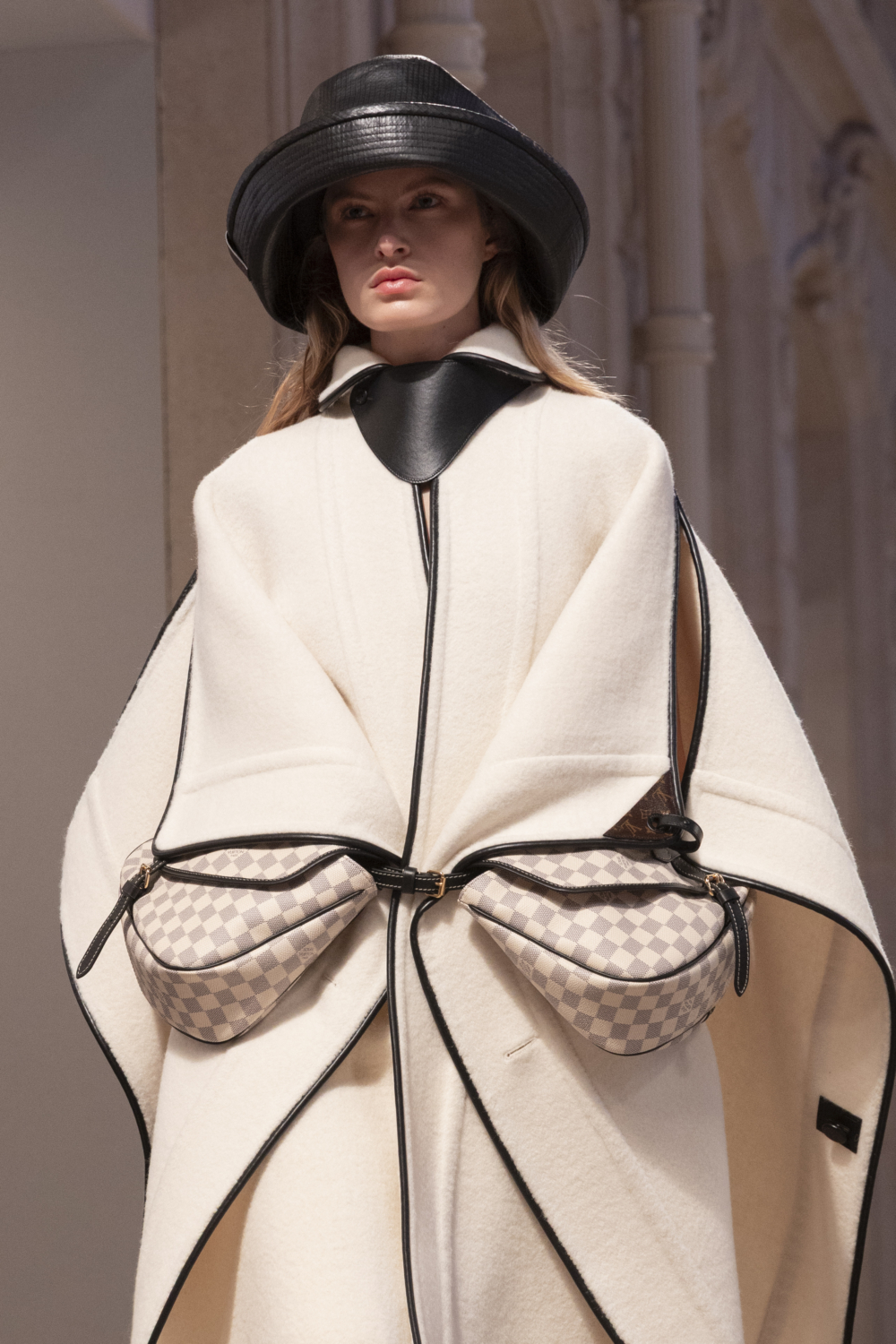 兩個形似馬鞍的包款相連掛於腰間，兼具實用性與前衛美感