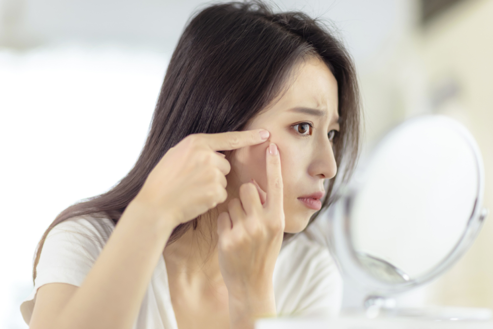 左臉頰長痘可能暗示血液循環不佳，排毒功能減弱，甚至與肝臟或血流問題有關。