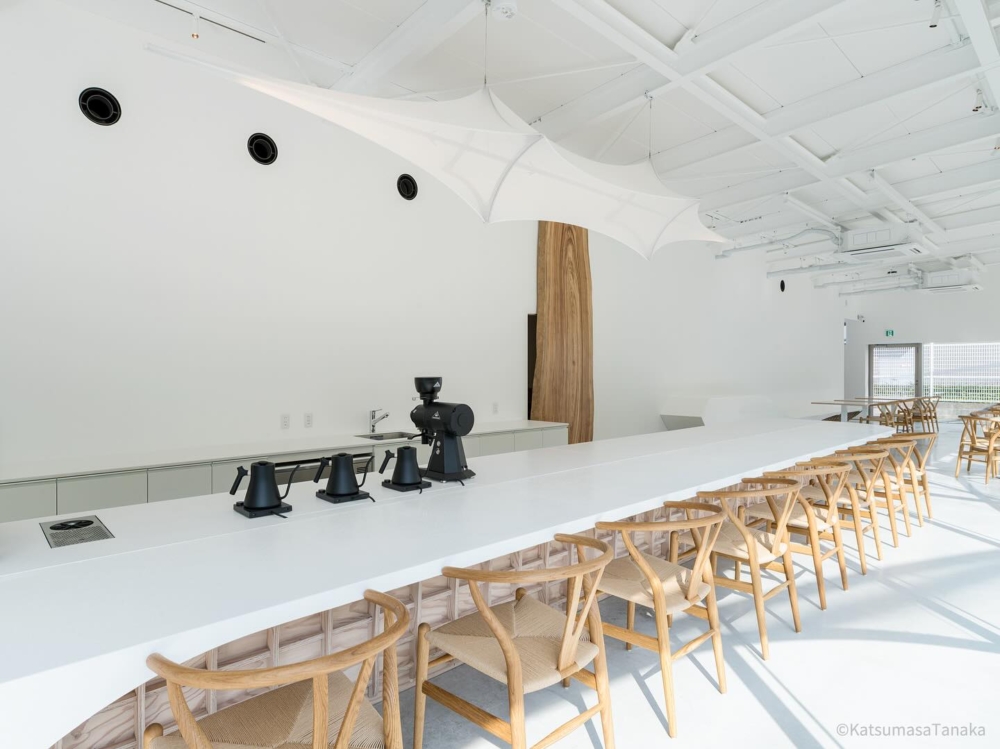 室內空間則以純白色調為主