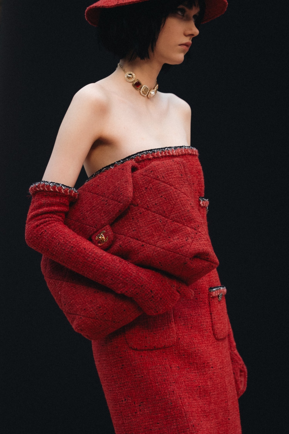 鮮豔紅色粗花呢手袋，鮮豔的色調與經典結構相結合