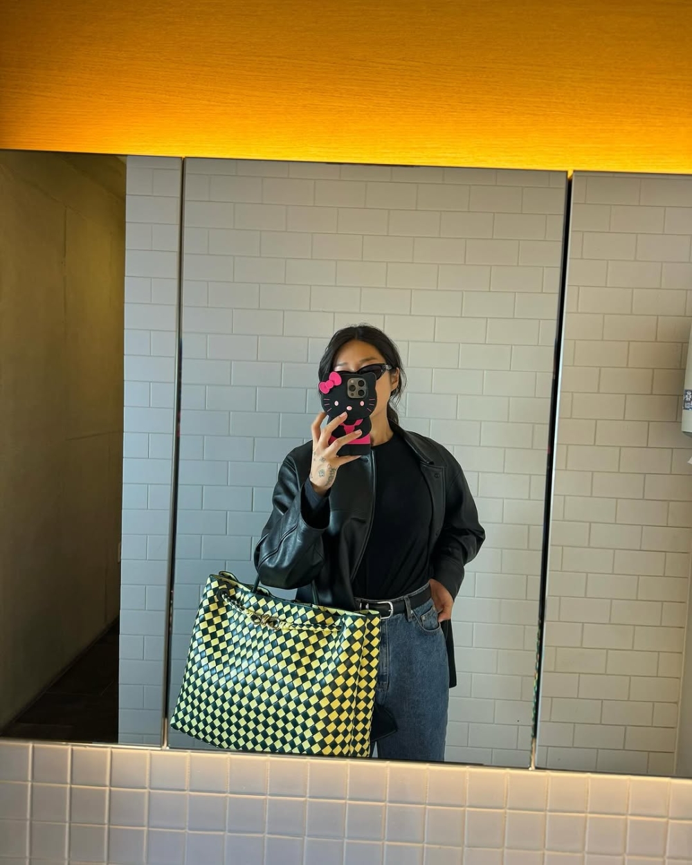 當然Peggy也絕對不會只有基本款，像是大型的黑色、藍綠格紋也是她的愛用之一