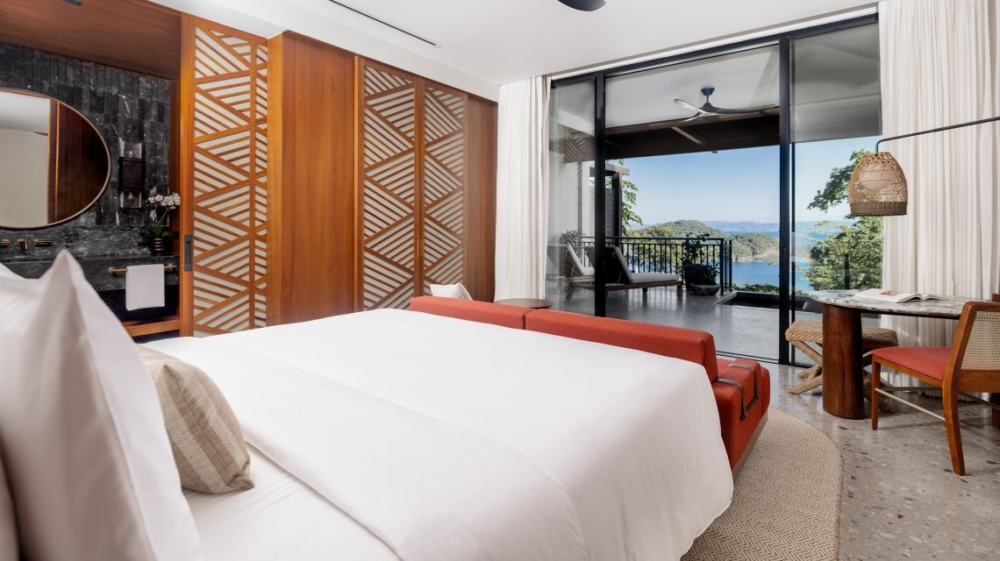 房內設有寬敞的起居空間、高檔家具以及私人泳池與露台