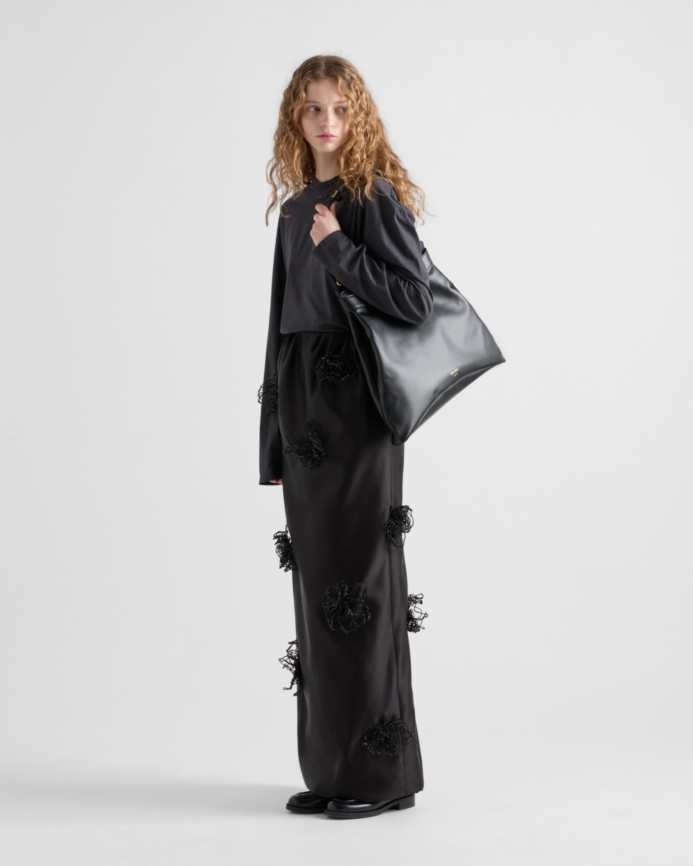 肩背的效果展現出俐落時髦的氣息。