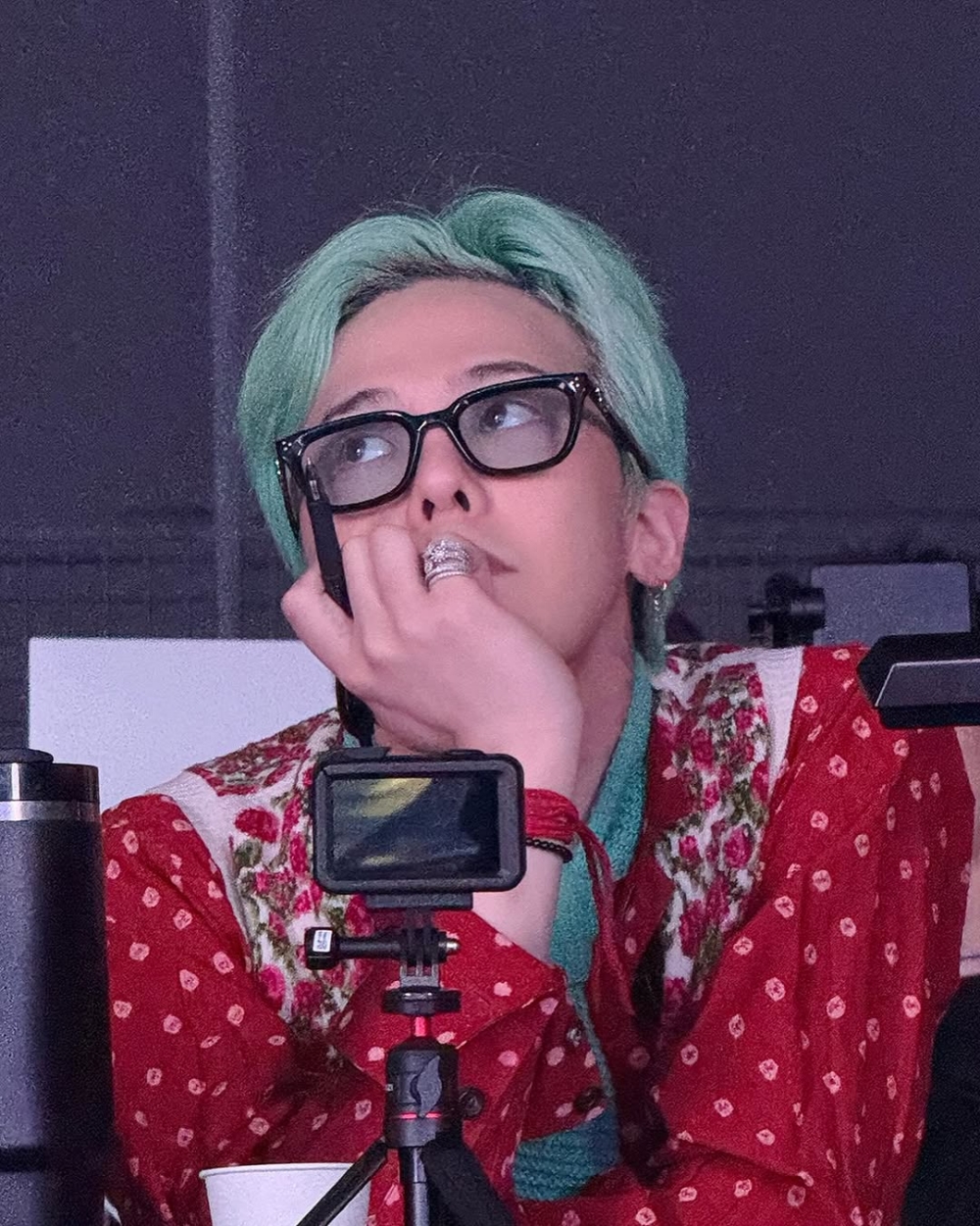 GD還特別提到巡演名稱「Übermensch」中「U」上的兩點最初只是想模仿微笑符號「:)」而隨性加上去的