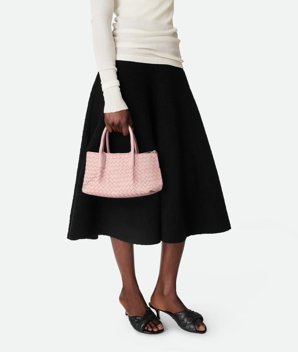 手提或肩背都是不錯的風格選擇。