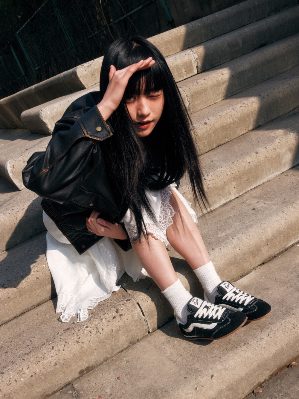 搭配碎花洋裝或百褶裙，加上一件工裝外套或皮外套，復古與少女感的碰撞絕對吸睛