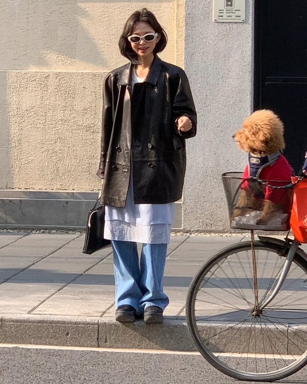 結合絲質吊帶裙或薄紗長裙，外罩寬版皮衣，既保留柔美，又不失結構感