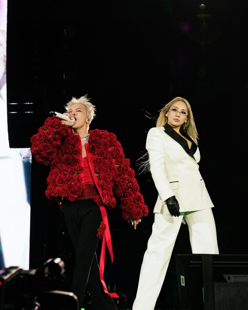 CL一頭金髮,身穿白色西裝套裝登場,隨後更換成紅色長袍,與GD的紅玫瑰造型相呼應