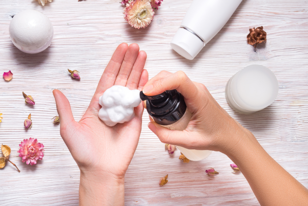 氨基酸潔面乳，指的是以氨基酸界面活性劑作為清潔成分的洗面乳。