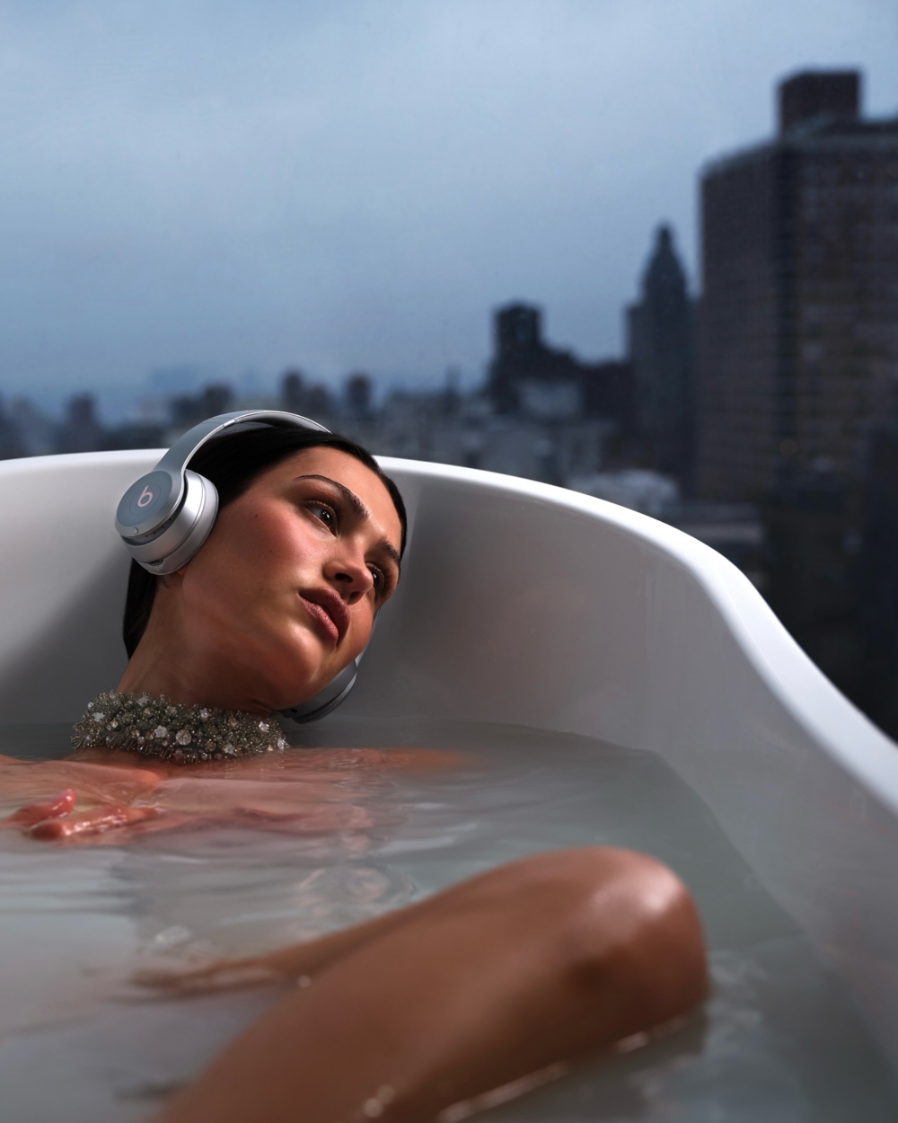 Beats x Sandy Liang 限量版 Solo 4 耳機發布