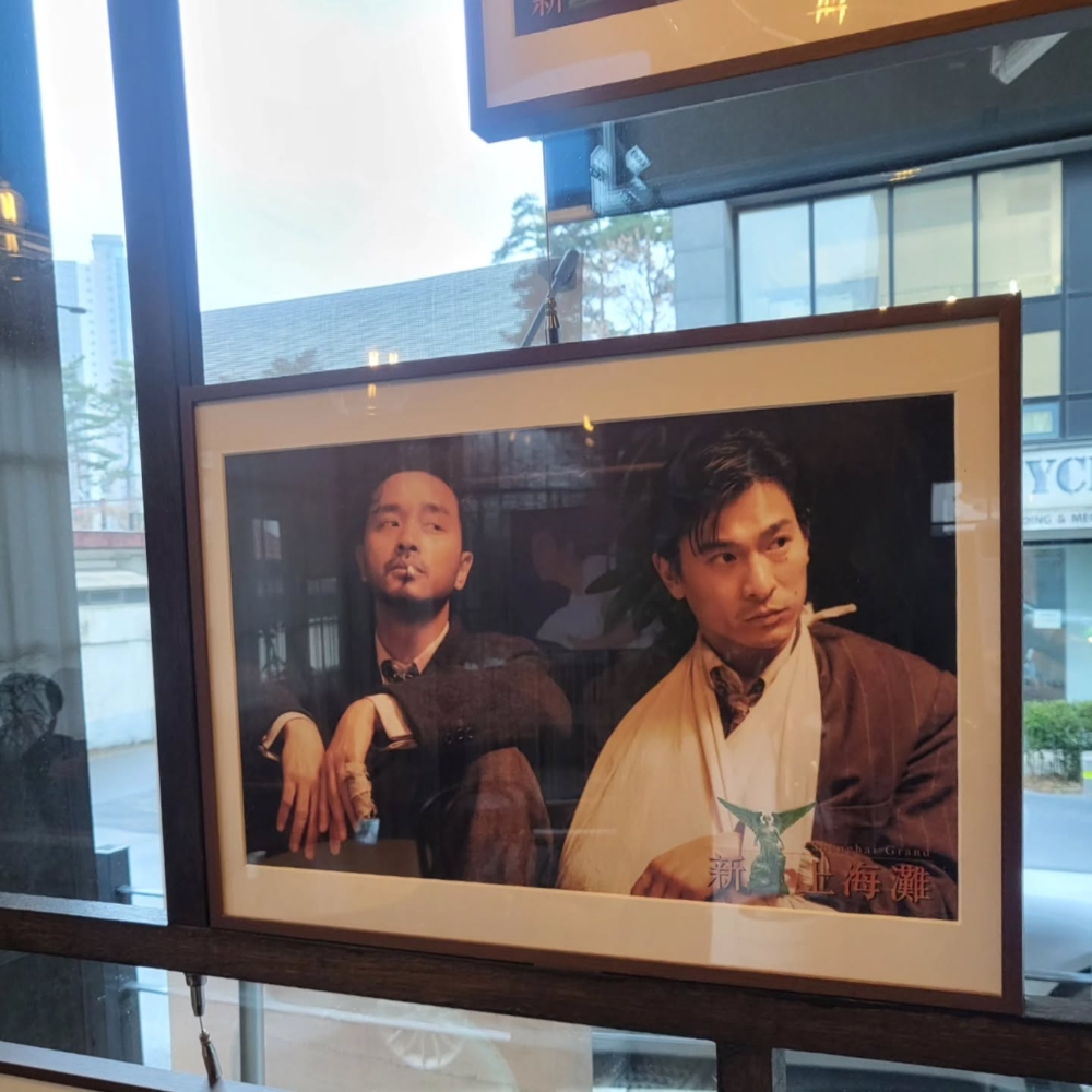 因為這種深厚的感情，韓國歌迷決定行動起來。他們在京畿道高陽市開了一間《Cafe Leslie》，專門為張國榮而設