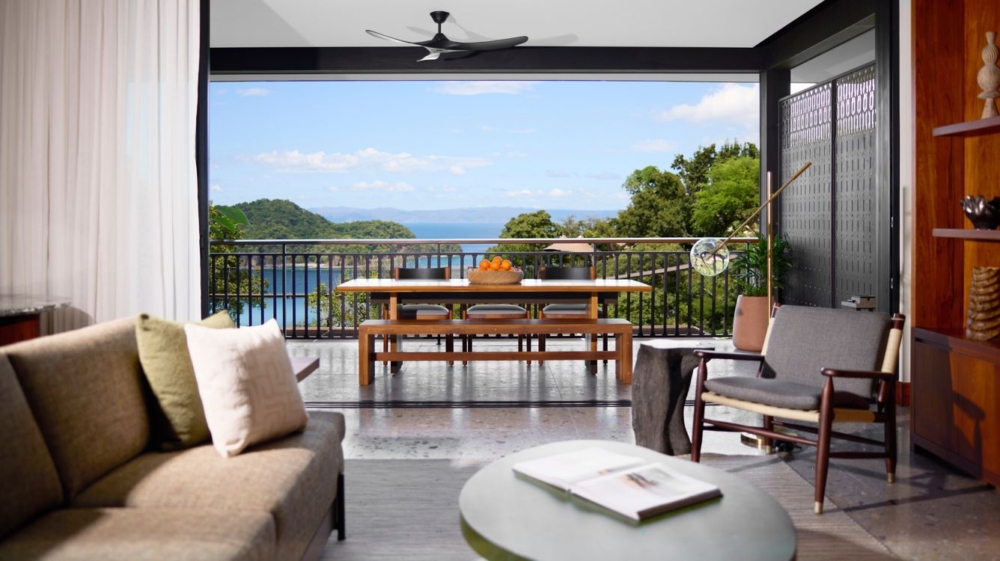 配有多落地玻璃門，可欣賞一覽無餘的海景。