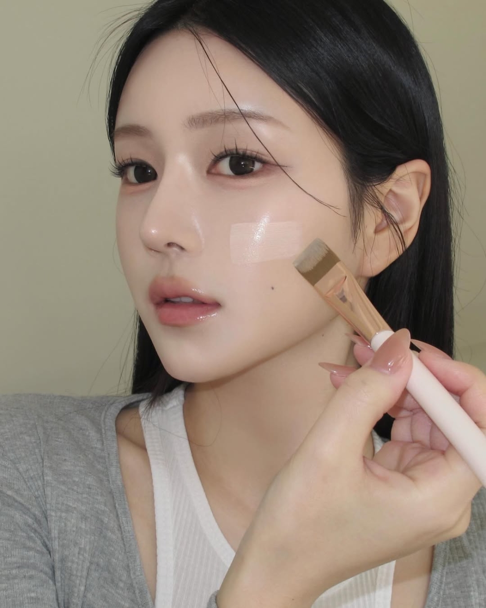 要化出自然的微光感底妝,上妝要輕薄,由內到外!