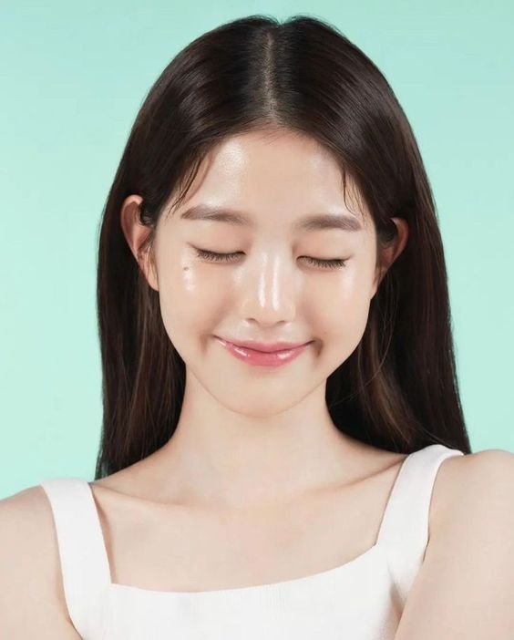 油肌總是讓人油光滿面，需控油和保濕同時進行