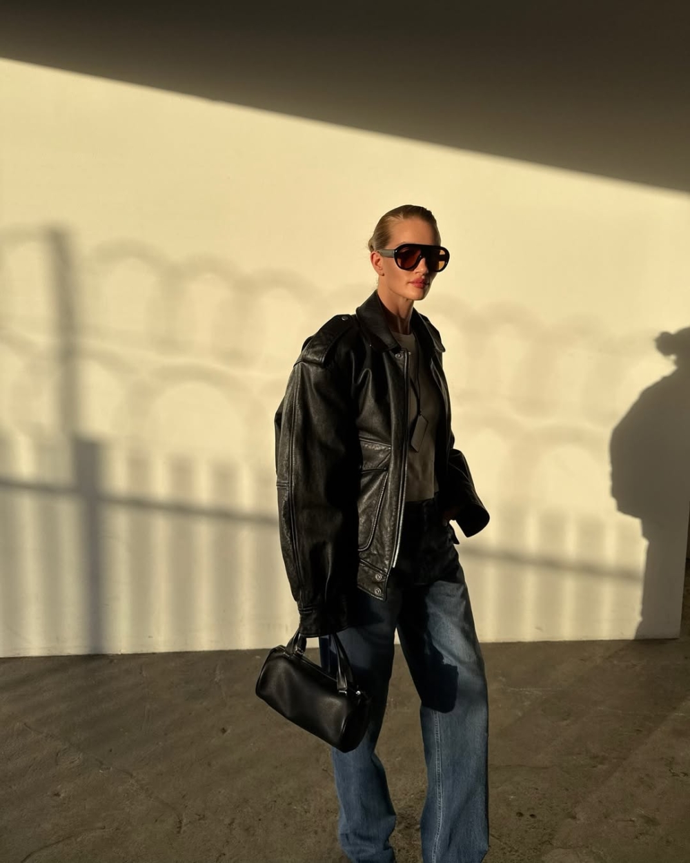 在挑選單品時，盡量以較硬挺的剪裁為主，或是具有結構感的設計，才能打造Boxyfit效果