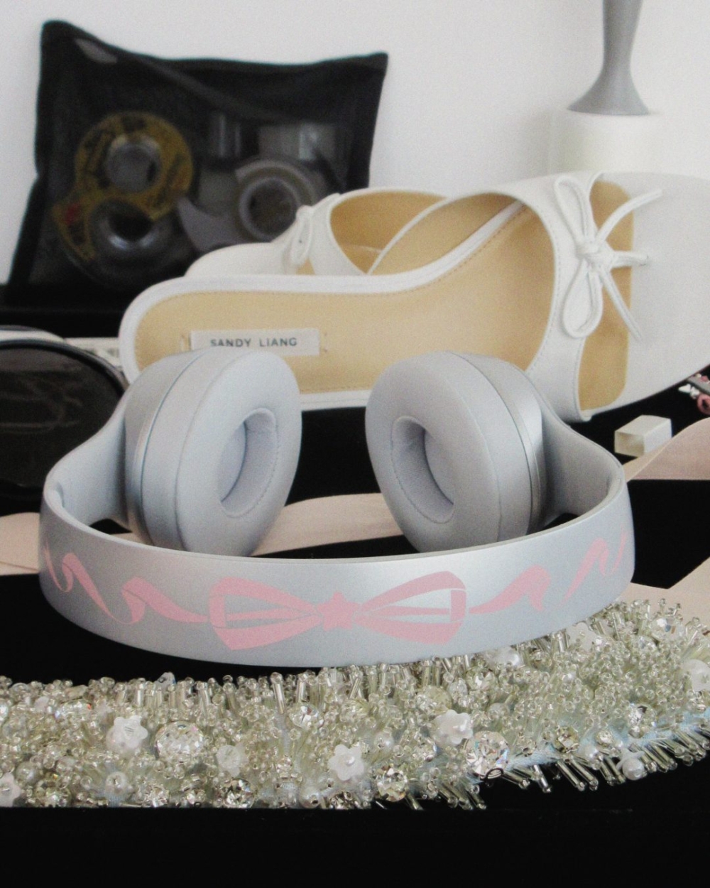 Beats x Sandy Liang 限量版 Solo 4 耳機發布